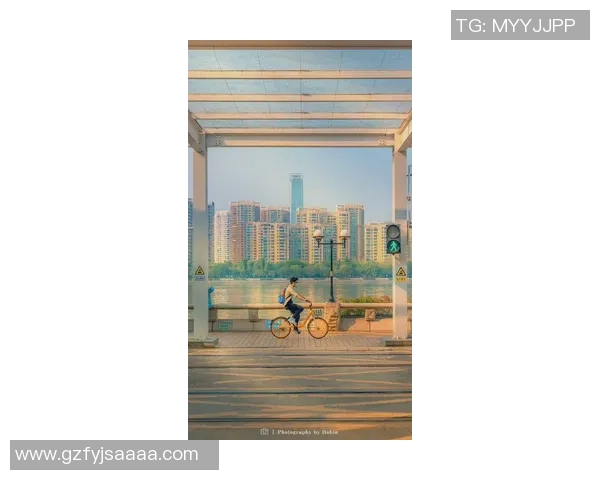 姚明乘坐电车畅游城市街头感受生活的另一面