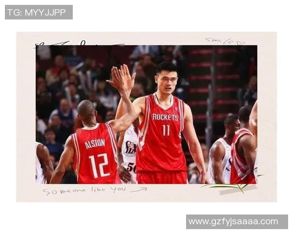 姚明进门框的传奇时刻：高大身影与篮球梦想的完美交汇